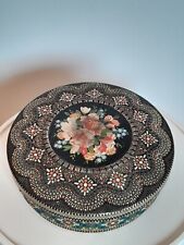 Ancienne boite en fer motifs