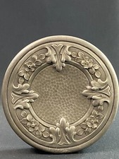 Boite circulaire en étain début XXe signée A. Villien