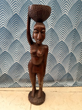 sculpture artisanale africaine en bois massif représentant une femme avec panier