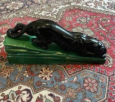 ART DÉCO GRANDE CÉRAMIQUE ÉMAILLÉE 58,5X27,5X12 PANTHÈRE À L’AFFÛT SIGNÉE B ÉTAT