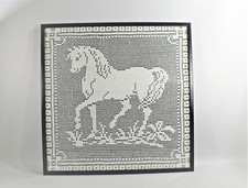 VINTAGE ! TABLEAU CARRE AU CROCHET ENCADRE SOUS VERRE, cheval