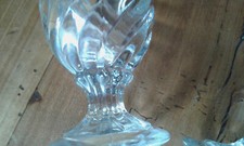 Coquetier ancien en verre moulé torsadé. Collection  Vitrine