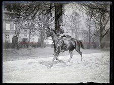 PARIS Femme à cheval au galop