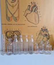 Petits flacons de pharmacie en verre, dont certains gradués