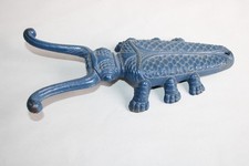 Ancien tire bottes en fonte, émaillé bleu, scarabée cigale, longueur 28.5 cm