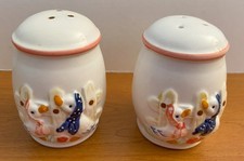 Ensemble comprenant salière et poivrière en porcelaine décor oies habillées