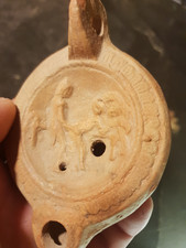 Lampe à huile en terre cuite – décor figuratif – 11 x 5 cm