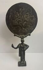 Miroir à pied étrusque en bronze gravé Italie copie XXe Hauteur 37,8 cm