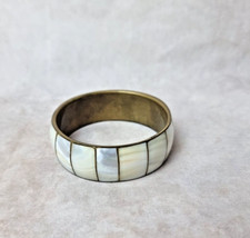 BRACELET VINTAGE EN LAITON ET NACRE - ÉLÉGANCE INTEMPORELLE