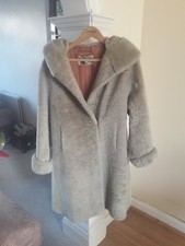 Ancien manteau fourrure - , par