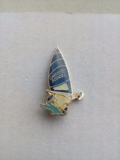 Pins pin's char a voile cigarette gauloises casque gaulois 