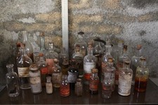 Lot ancien de fioles Flacons Pharmacie apothicaire deco cabinet de curiosité