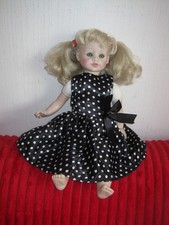 Très Mignonne poupée MUNDIA gravée à la nuque