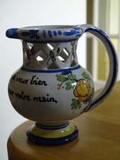 MALICORNE  TESSIER ANCIEN PETIT PICHET TROMPEUR EN FAIENCE ht 11 cm