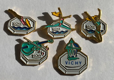 90 - 5 Pin's BONBONS PASTILLES VICHY - 3 PIN-UP - 1 VIOLON - 1 FONTAINE