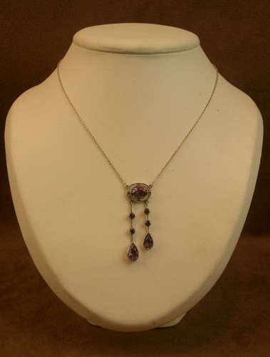 Collier pendentif négligé
