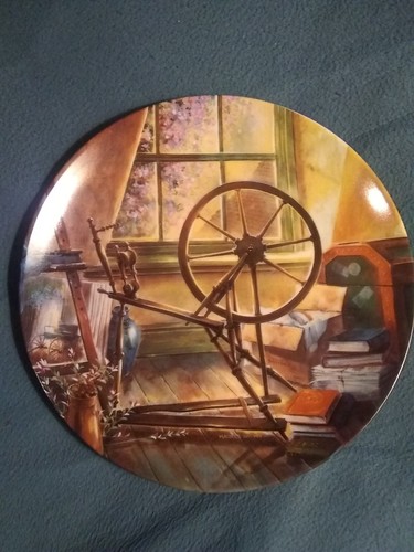 The antique spinning wheel - antique,
