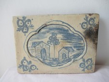 ANCIEN GRAND CARREAU FAIENCE .DECOR CAMAIEU BLEU MAISONS. 24 cm X 32 cm