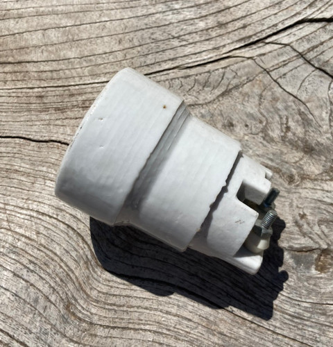 Une douille porcelaine - douille, en