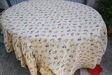 dessus ou couvre lit ancien à volants pour grand lit