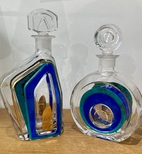 Deux Belles Carafes à Decor Art Déco. H: 27 et 31 cm