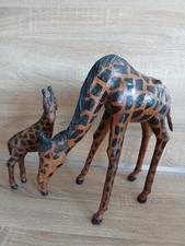 Sculpture en cuir d'une girafe et son girafon