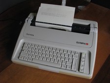 Machine à écrire Olympia Carrera vintage avec rubans - Bien lire l'annonce.