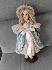 Poupée vintage en porcelaine vetements MUNDIA