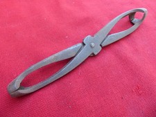 belle pince à douille robuste outil ancien en fer