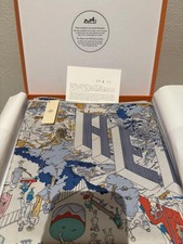 Foulard en soie Hermès sur la plage 90x90 imprimé art boîte multicolore ruban...