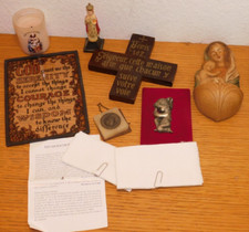 vintage LOT RELIGIEUX BOUGIE croix BENITIER statuette TABLEAU mouchoirs MEDAILLE