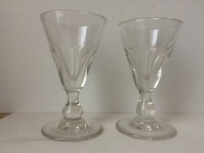 2 anciens verres à pied de
