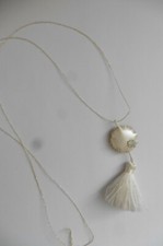 Collier sautoir skaï & tissu imprimé japonais gris et pompon soie blanc nacré