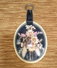 Cadre fleurs séchées sous verre bombé, médaillon laiton et velours