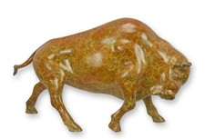 Une sculpture en bronze représentant un bison réplique design rétro décoration