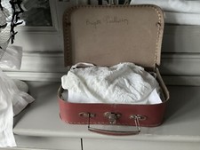 ancienne Valise D’enfant Rouge Et Linge Ancien Lot De Dentelle Coiffe ETC…