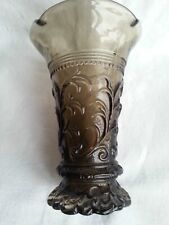 Beau vase en verre moulé