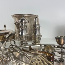 Lot art de la table en métal argenté ancien – 7 kg plats, moulins, cloche