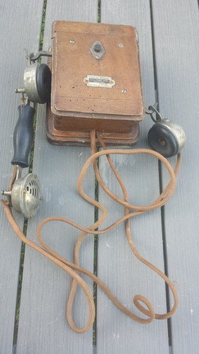Ancien téléphone mural - , en