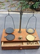 ancienne balance trébuchet avec ses poids