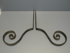 -2 EQUERRES FER FORGE AVEC UNE BELLE VOLUTE POUR FAIRE UNE BELLE ETAGERE  D