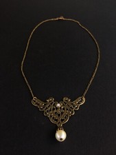 Collier vintage style art