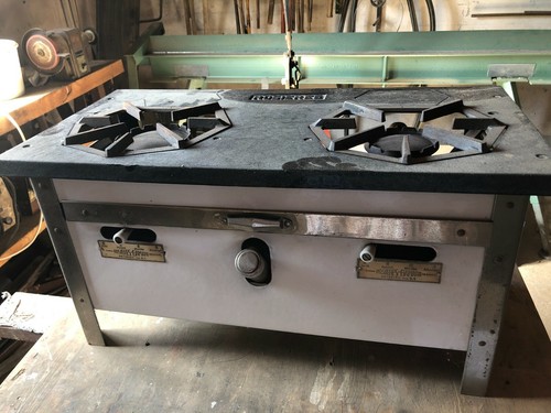 Cuisiniere tres ancienne neuve - ancienne,