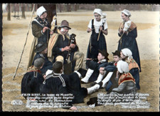 en BERRY (18) Musicien avec CORNEMUSE & FILEUSE / Jean-Louis BONCOEUR vers 1950