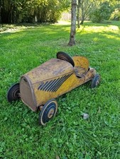 voiture à pédales ancienne En Tôle.