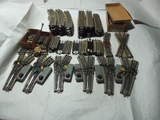 Märklin HO Ancien "3600" Lot de 77 Rails +6 Aiguillages D. /G. et 1 Mât éclairé