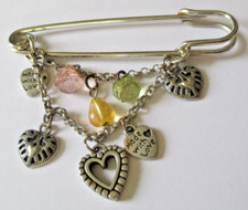 Broche épingle Kilt jupe couleur  argent pampille perles cœur bijou vintage 5812