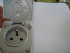 ancienne prise 2 poles + terre 16 A  PLEXO  LEGRAND