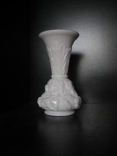 Ancien vase Saint ST Louis Opaline blanc  modèle Feuilles et Guirlandes 26 cm