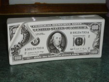TIRELIRE EN PORCELAINE LIASSE DE BILLETS DE 100 $ DOLLARS AMERICAINS FRANKLIN